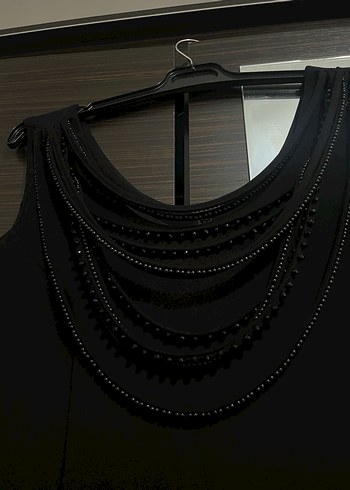 Siyah Zincir Detaylı V Yaka Midi Elbise - Görsel 4