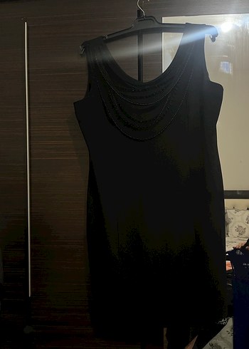 Siyah Zincir Detaylı V Yaka Midi Elbise - Görsel 2