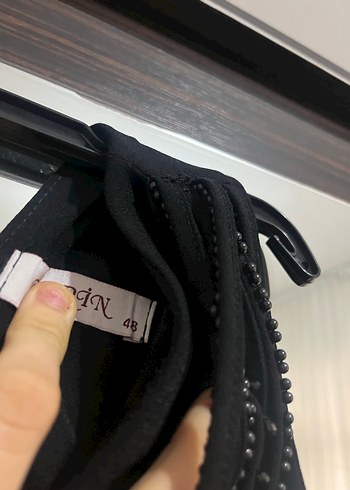 Siyah Zincir Detaylı V Yaka Midi Elbise - Görsel 5