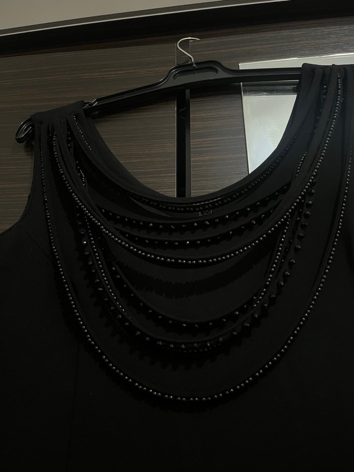 Siyah Zincir Detaylı V Yaka Midi Elbise - Görsel 4