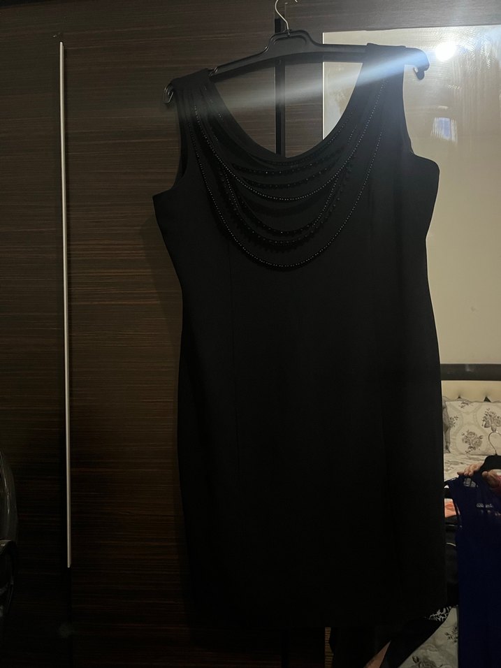 Siyah Zincir Detaylı V Yaka Midi Elbise - Görsel 2