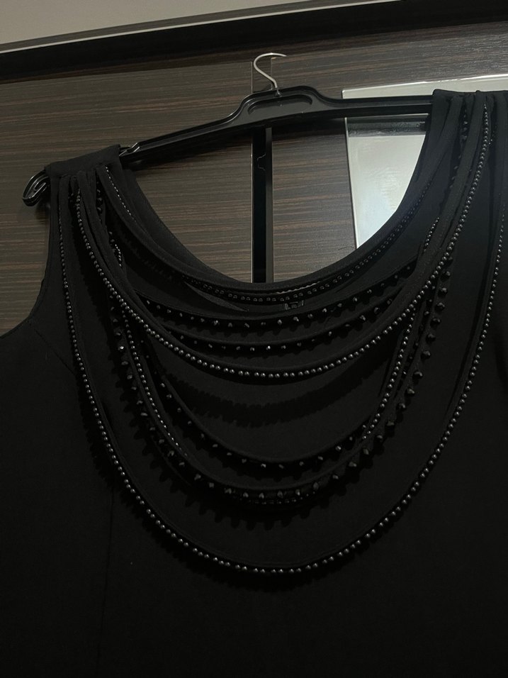 Siyah Zincir Detaylı V Yaka Midi Elbise - Görsel 3