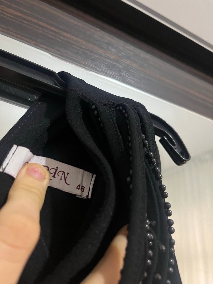 Siyah Zincir Detaylı V Yaka Midi Elbise - Görsel 5