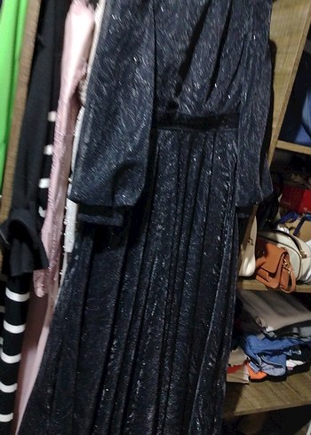 Uzun Siyah Pileli Gotik Kadın Elbise - Görsel 4