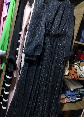 Uzun Siyah Pileli Gotik Kadın Elbise - Görsel 3