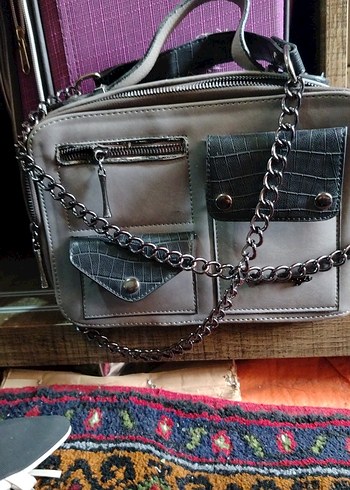 Gri Deri Zincir Detaylı Yılan Desenli Çanta - Görsel 2
