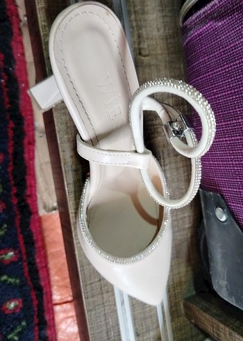 Beyaz Tokalı İnce Topuklu Kadın Abiye Ayakkabı - Görsel 3