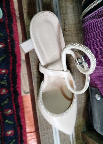 Beyaz Tokalı İnce Topuklu Kadın Abiye Ayakkabı - Görsel 4