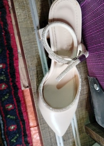 Beyaz Tokalı İnce Topuklu Kadın Abiye Ayakkabı - Görsel 2