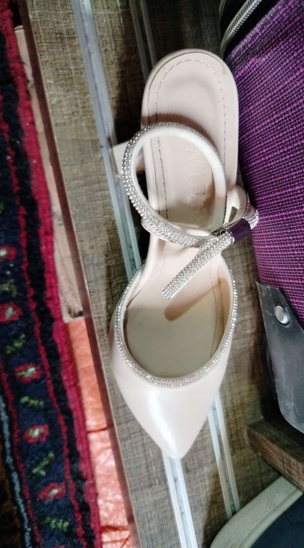 Beyaz Tokalı İnce Topuklu Kadın Abiye Ayakkabı - Görsel 2