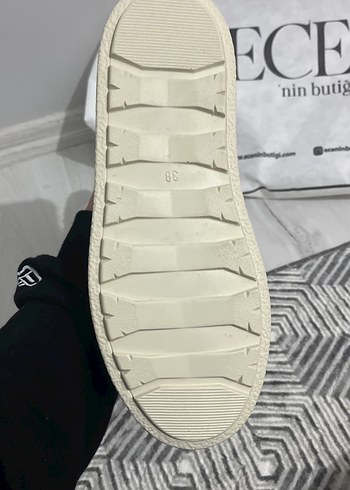 Tüylü Detaylı Kadın Beyaz Platform Bot - Görsel 3