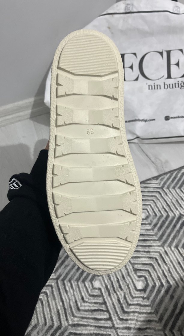 Tüylü Detaylı Kadın Beyaz Platform Bot - Görsel 3