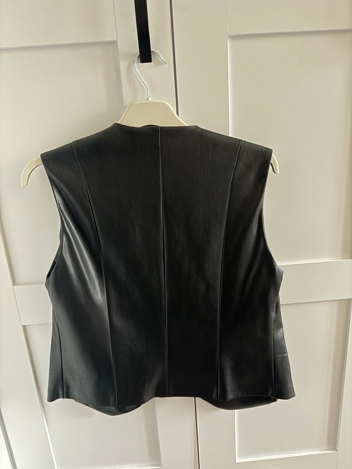Siyah Deri Düğmeli Kolsuz Mini Yelek - Görsel 2