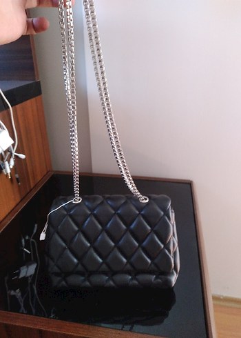 Zincir Detaylı Parlak Siyah Deri Kadın Çanta - Görsel 2