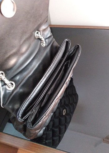 Zincir Detaylı Parlak Siyah Deri Kadın Çanta - Görsel 3