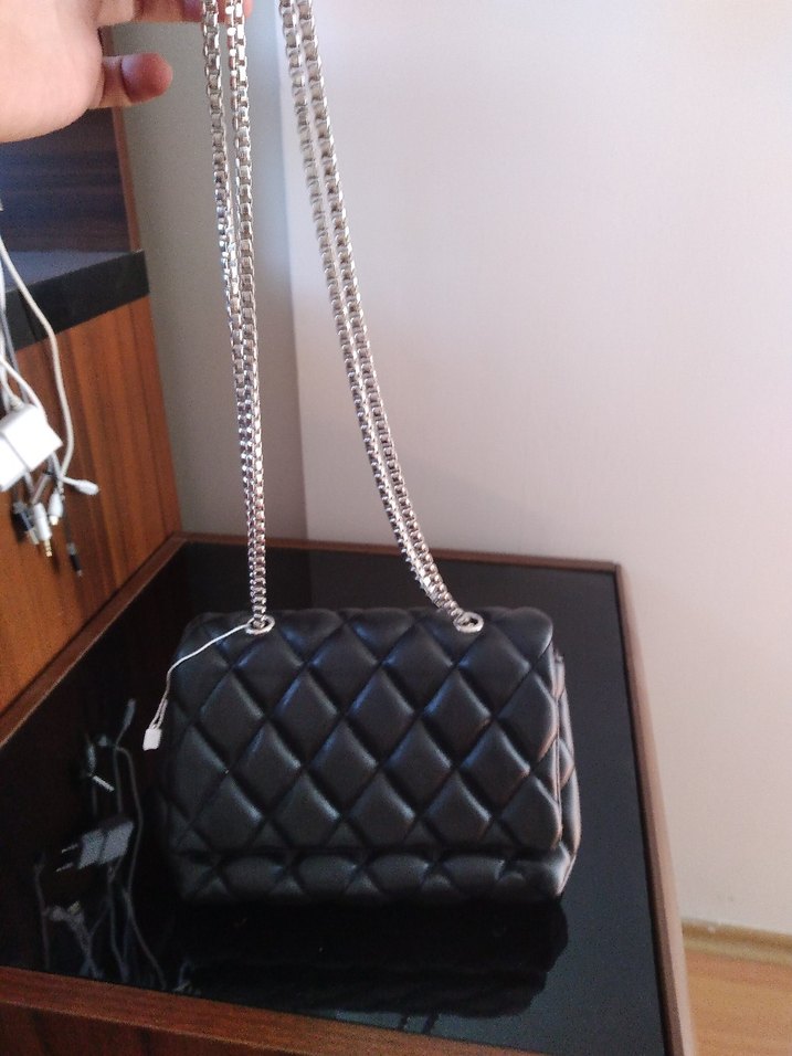 Zincir Detaylı Parlak Siyah Deri Kadın Çanta - Görsel 2