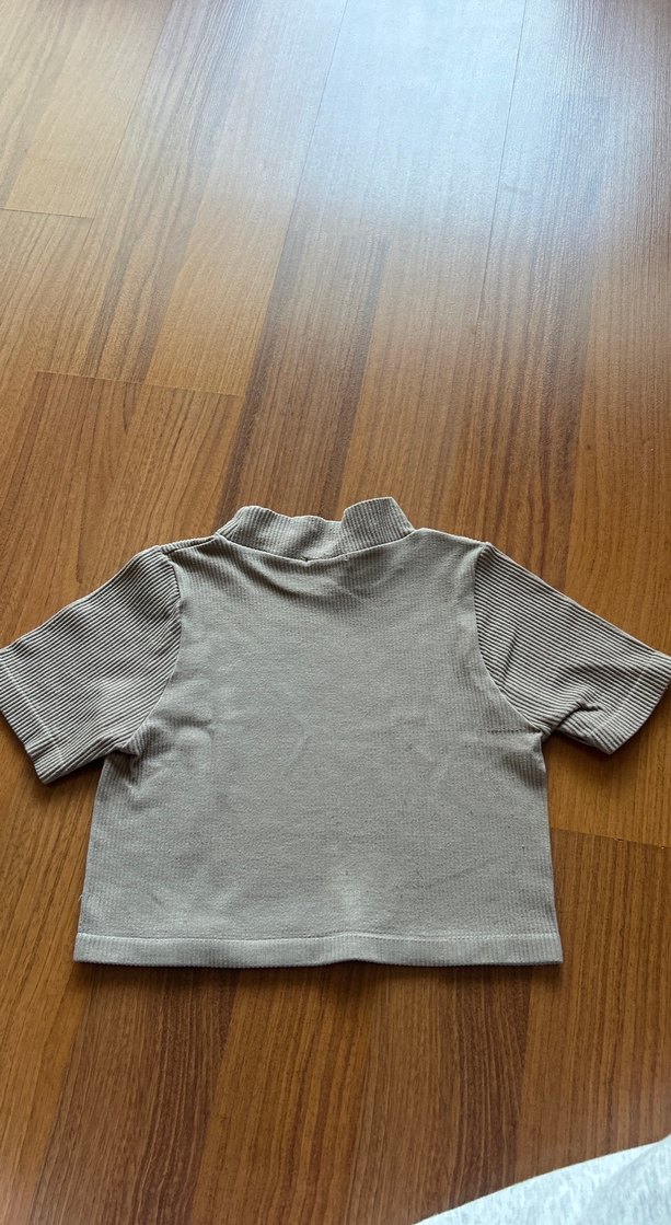 Kısa Kollu Yüksek Yakalı Tişört - Görsel 2