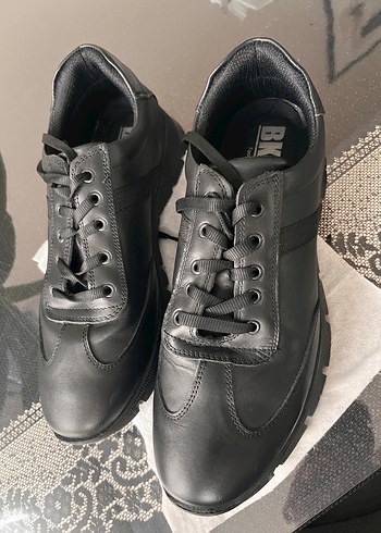 Siyah Deri Gorunumlu Bagcikli Spor Ayakkabi