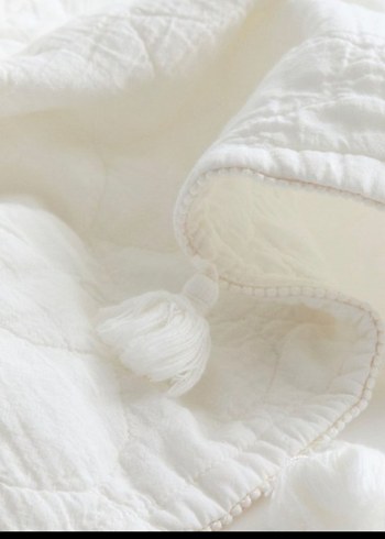 H&M Kapitone Beyaz Parlak Yatak Örtüsü - Görsel 3