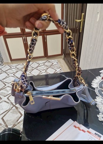 Zincir Detaylı Mavi Kadın Çanta - Görsel 2