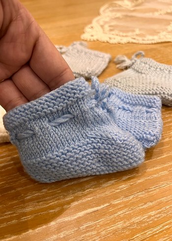 Gri Nakışlı Örgü Bebek Patikleri ve Bere - Görsel 4
