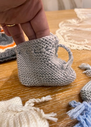 Gri Nakışlı Örgü Bebek Patikleri ve Bere - Görsel 5