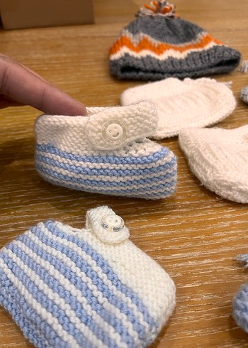 Gri Nakışlı Örgü Bebek Patikleri ve Bere - Görsel 2