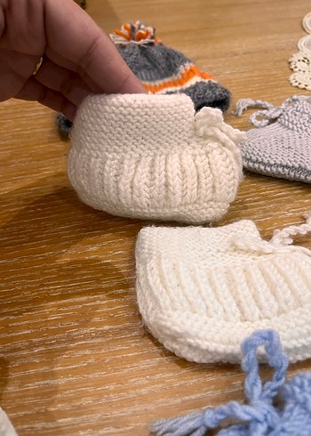 Gri Nakışlı Örgü Bebek Patikleri ve Bere - Görsel 3