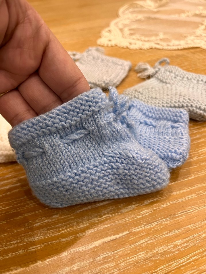 Gri Nakışlı Örgü Bebek Patikleri ve Bere - Görsel 4