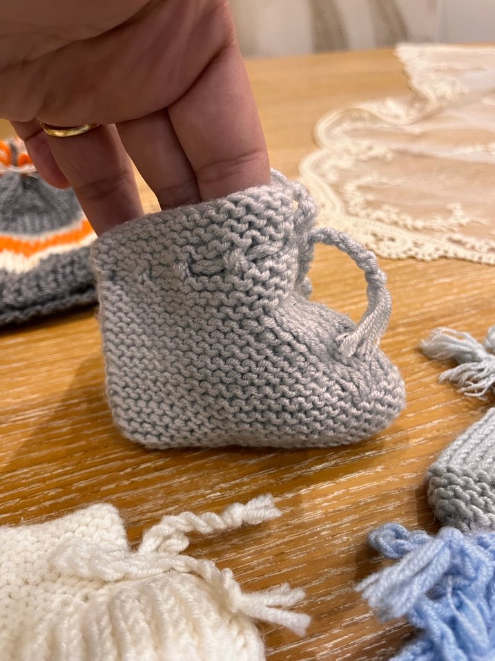 Gri Nakışlı Örgü Bebek Patikleri ve Bere - Görsel 5