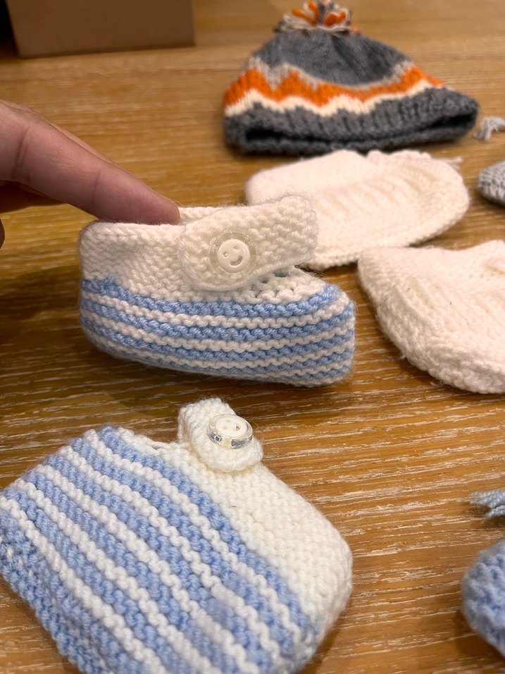 Gri Nakışlı Örgü Bebek Patikleri ve Bere - Görsel 2