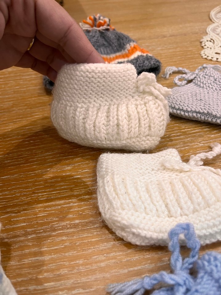 Gri Nakışlı Örgü Bebek Patikleri ve Bere - Görsel 3