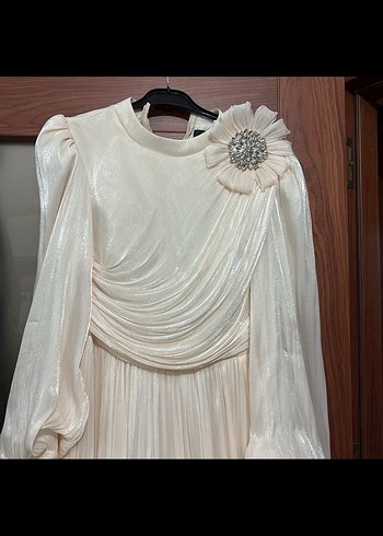 Uzun Kollu Beyaz Drapeli Tesettür Abiye - Görsel 4