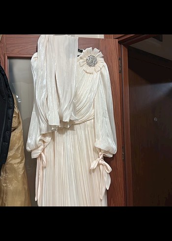 Uzun Kollu Beyaz Drapeli Tesettür Abiye - Görsel 5