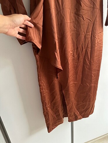 Trendyol kahverengi saten elbise - Görsel 4