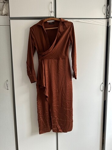 Trendyol kahverengi saten elbise - Görsel 2