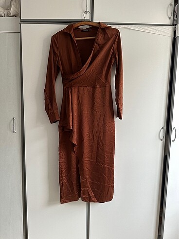 Trendyol kahverengi saten elbise - Görsel 3