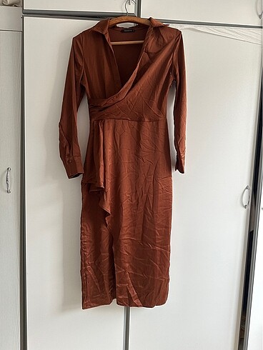 Trendyol kahverengi saten elbise - Görsel 5