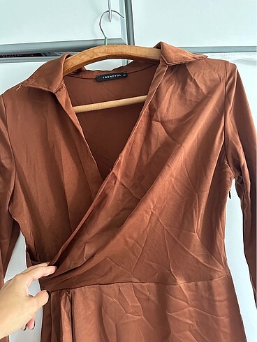 Trendyol kahverengi saten elbise - Görsel 6