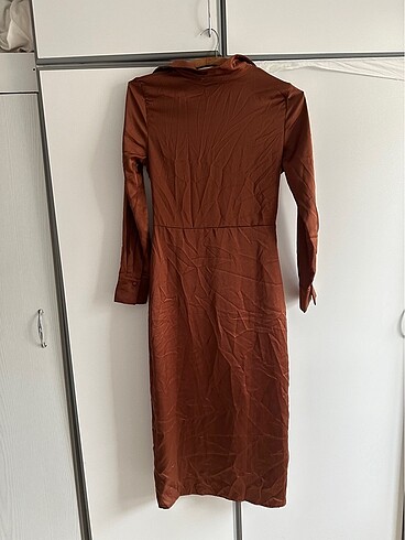 Trendyol kahverengi saten elbise - Görsel 12