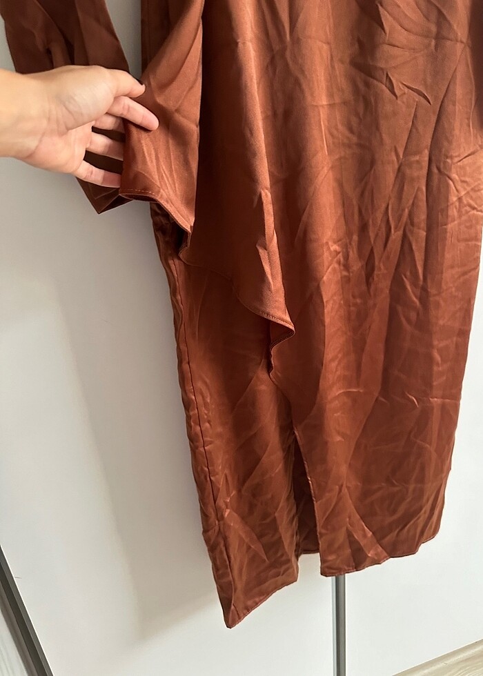 Trendyol kahverengi saten elbise - Görsel 4