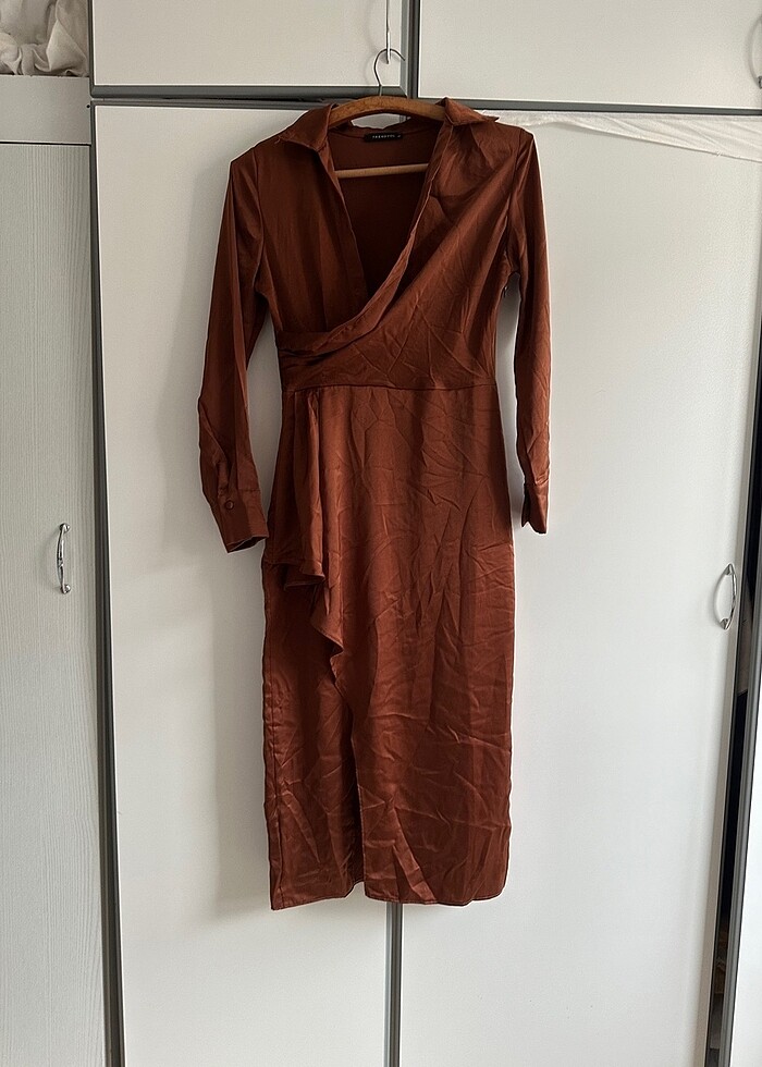 Trendyol kahverengi saten elbise - Görsel 3