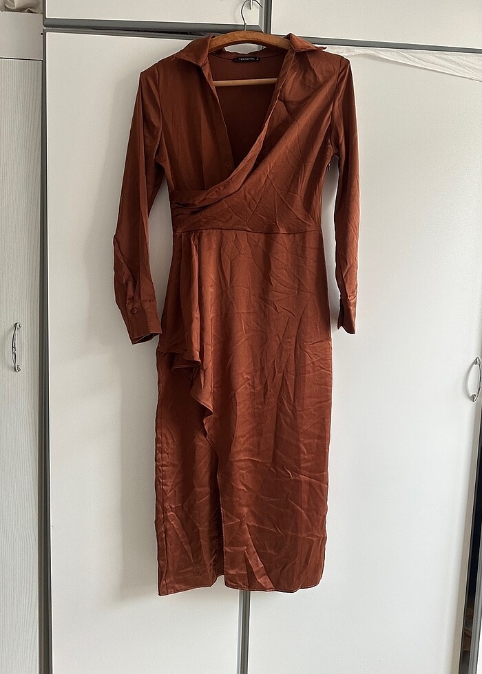 Trendyol kahverengi saten elbise - Görsel 5