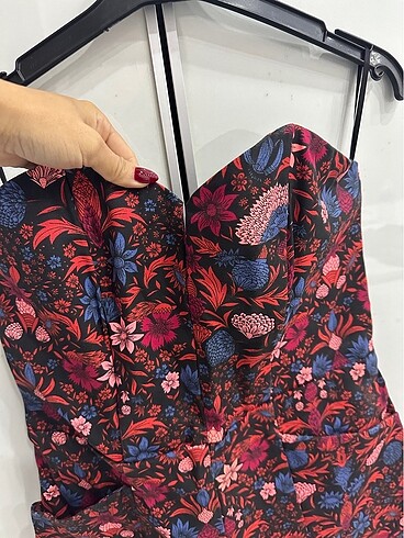 Şortlu parti elbisesi - Görsel 4