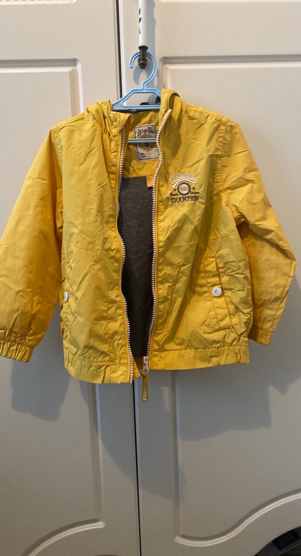 Erkek Çocuk Sarı Düğmeli Yağmurluk - Görsel 3