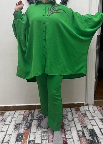Yeşil İpek Görünümlü İşlemeli Kadın Takım - Görsel 10