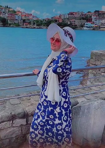 Uzun Siyah Çiçek Desenli Kemerli Elbise - Görsel 3