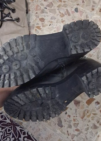 Siyah Deri Zincirli ve Tokalı Kadın Bot - Görsel 3