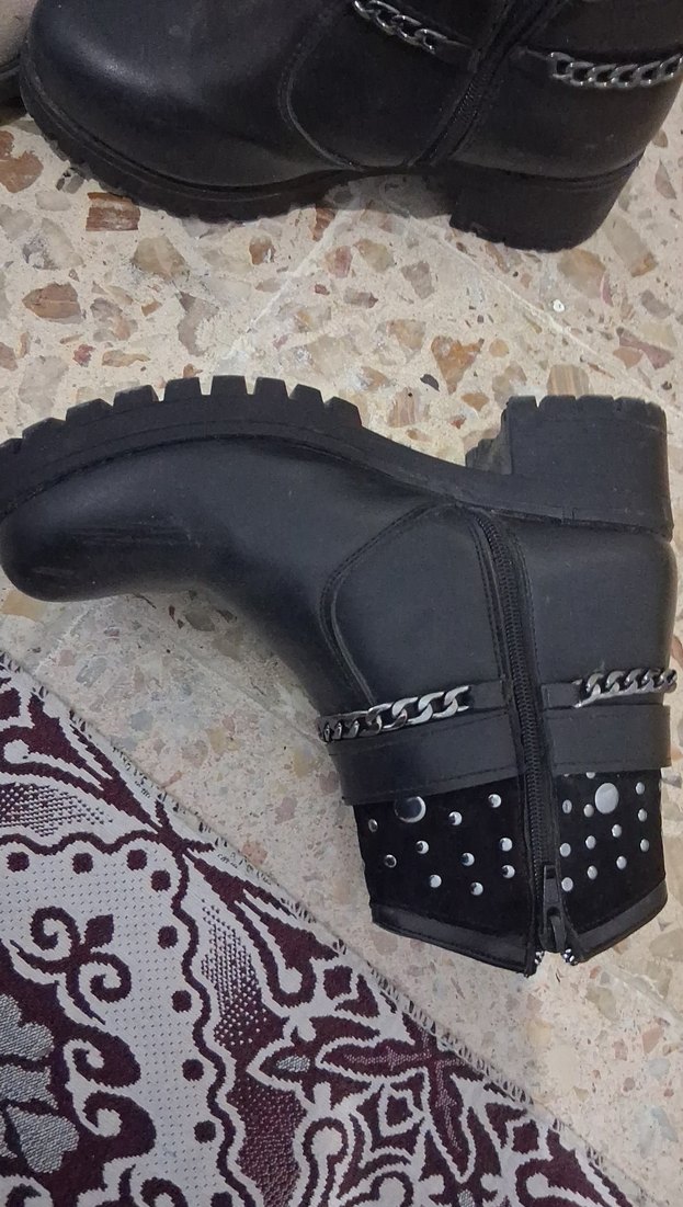 Siyah Deri Zincirli ve Tokalı Kadın Bot - Görsel 2