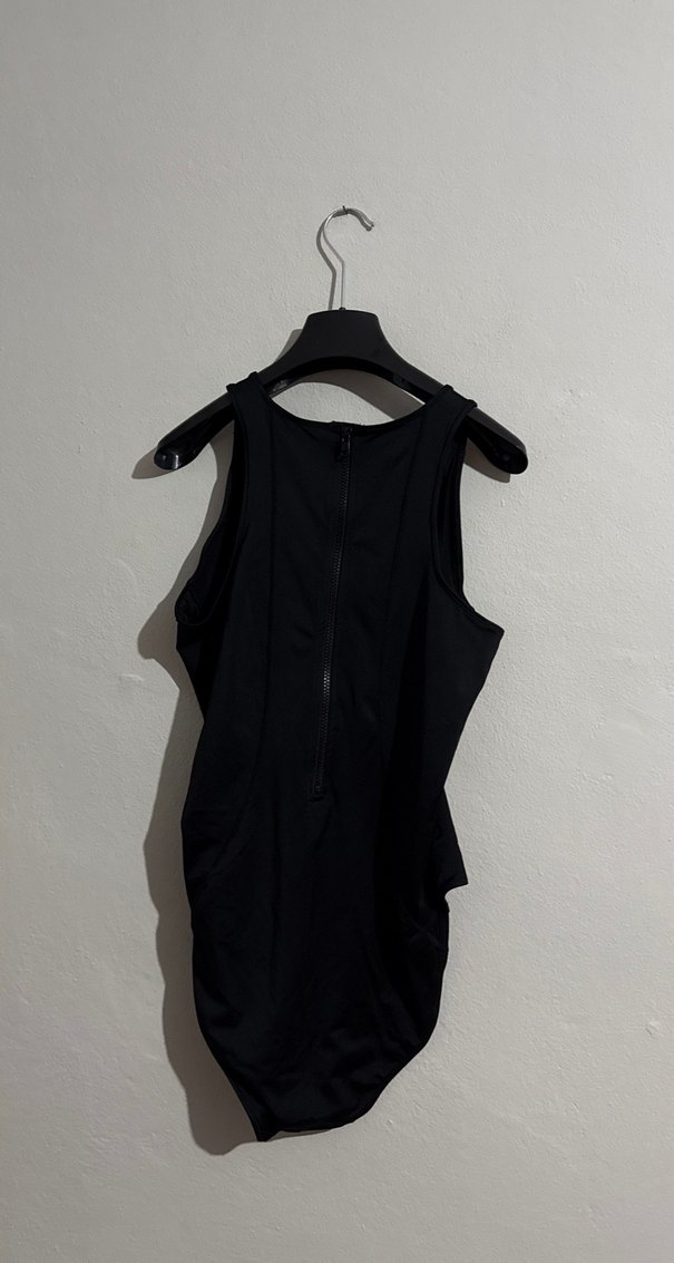 Siyah Yüksek Yakalı Kolsuz Mayo - Görsel 3